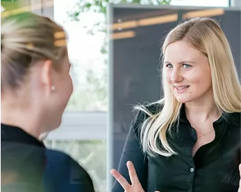 Zwei Mitarbeiterinnen der Shopware-Agentur im Gespraech