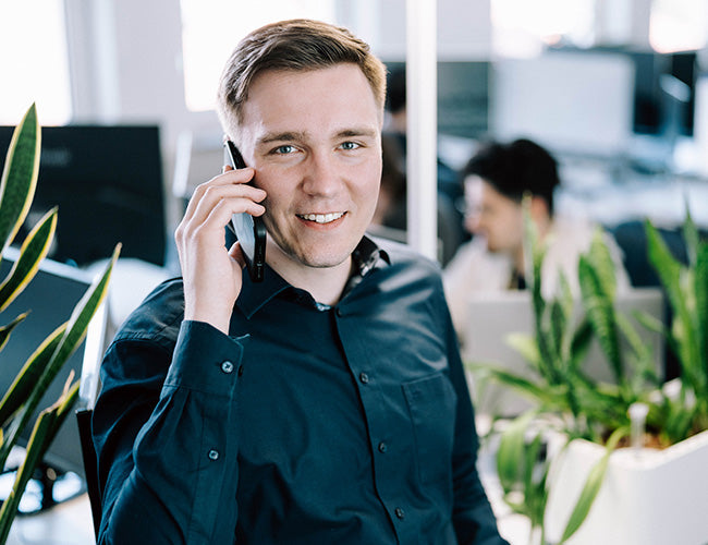 Experte fuer KI und Webentwicklung im Beratungsgespraech