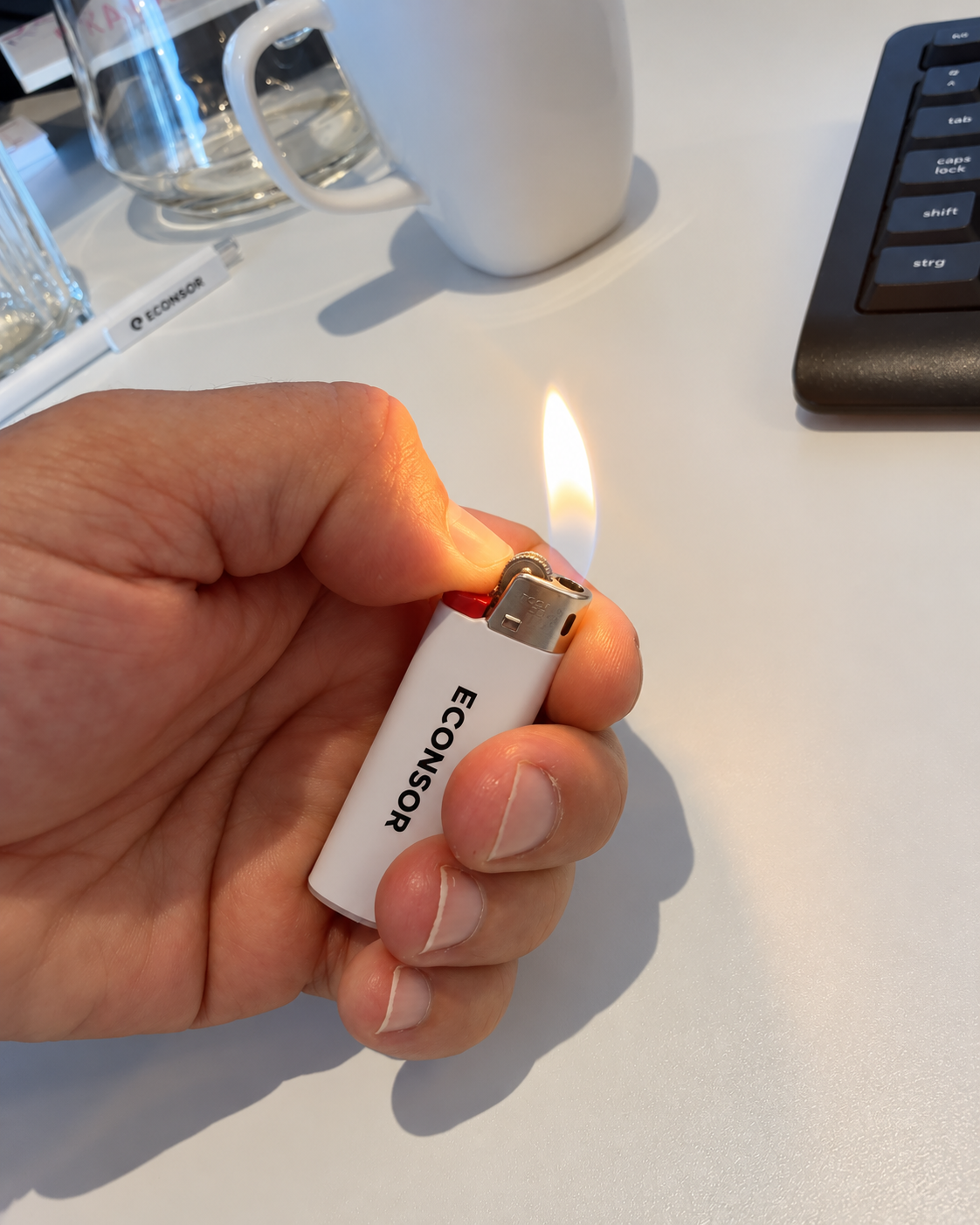 ECONSOR BIC Mini Feuerzeug weiß im Einsatz